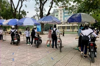  Hà Nội ngày đầu tiên học trực tiếp: nhiều phụ huynh xin cho con học online