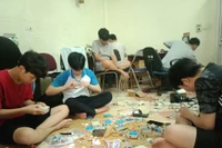 Trắng đêm sản xuất máy nhắc nhở thông minh hỗ trợ bác sĩ chống dịch Covid-19