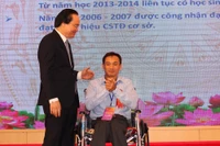 Nghị lực phi thường của thầy giáo ngồi xe lăn