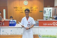 Chàng trai vùng cao chinh phục ước mơ bác sĩ từ vùng núi xa xôi