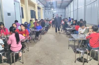 Bữa cơm bán trú níu chân học sinh Mường Tè ở lại trường 