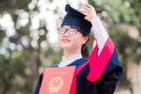 Nghị lực vượt khó của nữ sinh ước mơ làm bác sĩ 