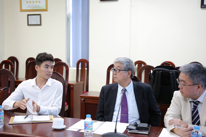 Phó Giáo sư, Tiến sĩ Lê Việt Cường (bên trái) đang trao đổi với đại diện Công ty IMRA, Nhật Bản. Ảnh: website nhà trường