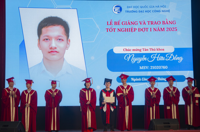 Nguyễn Hữu Đồng là tân thủ khoa tốt nghiệp ngành Công nghệ thông tin, Trường Đại học Công nghệ (Đại học Quốc gia Hà Nội). Ảnh: NVCC 2-a.jpg