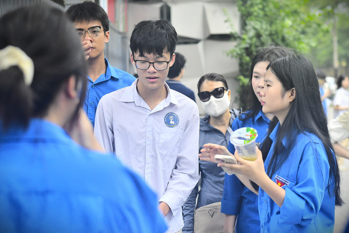 Đội thanh niên tình nguyện hỗ trợ thí sinh tìm phòng thi gdvn.jpg