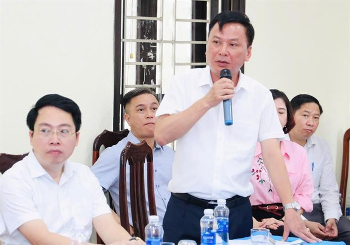 Thầy Bùi Anh Tuấn - Hiệu trưởng Trường Trung học phổ thông Nguyễn Đức Cảnh báo cáo với đoàn kiểm tra. Thầy Bùi Anh Tuấn - Hiệu trưởng Trường Trung học phổ thông Nguyễn Đức Cảnh báo cáo với đoàn kiểm tra.