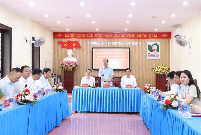 Bộ trưởng Nguyễn Kim Sơn lưu ý Trường Trung học phổ thông Nguyễn Đức Cảnh không để bị động trong mọi tình huống. Bộ trưởng Nguyễn Kim Sơn lưu ý Trường Trung học phổ thông Nguyễn Đức Cảnh không để bị động trong mọi tình huống.