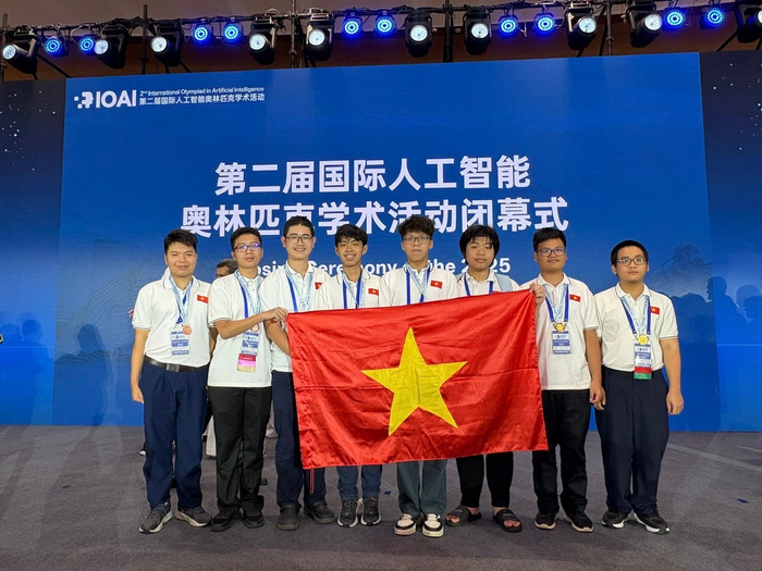 Đoàn IOAI Việt Nam 2025, từ trái sang phải gồm: Nguyễn Khắc Trung Kiên, Hoàng Công Bảo Long, Nguyễn Nhật Minh, Nguyễn Phú Nhân, Bùi Đàm Quân, Bùi Quang Nguyên, Nguyễn viết Trung Nhân, Nguyễn Hữu Tuấn. z6887330407681-59d16d1b365b0a25b754a7e25d7fcb83.jpg