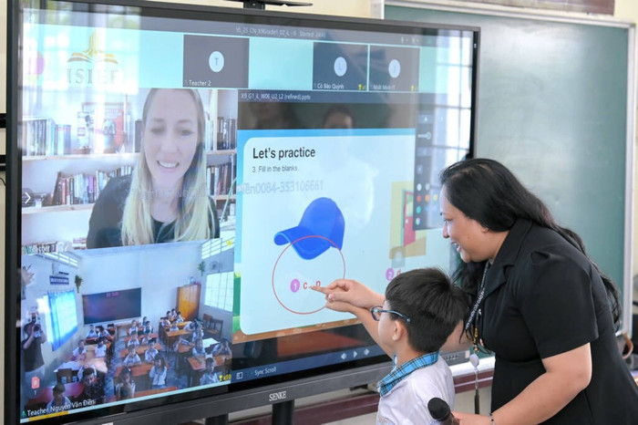 Học sinh tương tác, trao đổi liên tục với giáo viên người nước ngoài và được giáo viên người Việt Nam hỗ trợ trong quá trình lên lớp. Ảnh: NVCC