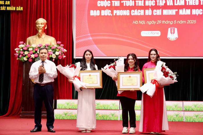 Thạc sĩ Cù Thị Lý (ngoài cùng, bên phải) nhận Bằng khen của Bộ trưởng Bộ Giáo dục và Đào tạo vì đạt thành tích cao trong Cuộc thi “Tuổi trẻ học tập và làm theo tư tưởng, đạo đức, phong cách Hồ Chí Minh” năm học 2024-2025. Ảnh: NVCC. co-ly.jpg