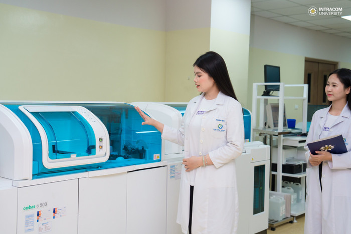 Sinh viên Trường Đại học Intracom được tạo điều kiện thực hành tại phòng thí nghiệm, thử nghiệm ý tưởng và đưa kết quả nghiên cứu vào thực tiễn. Ảnh: Website nhà trường.