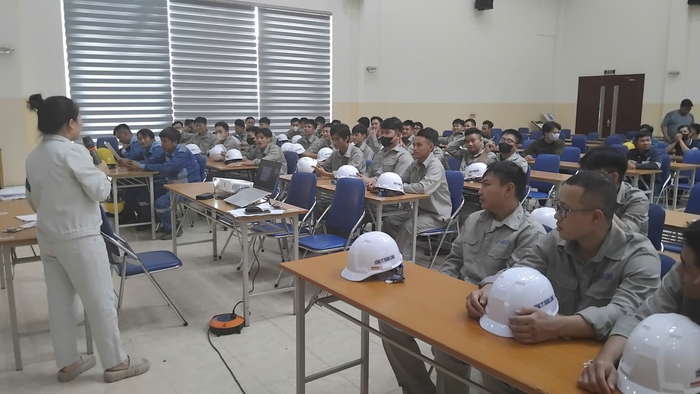 Sinh viên Trường Cao đẳng Công nghiệp Thanh Hóa học nội quy tại Nhà máy Xi măng Nghi Sơn. Ảnh: website nhà trường.