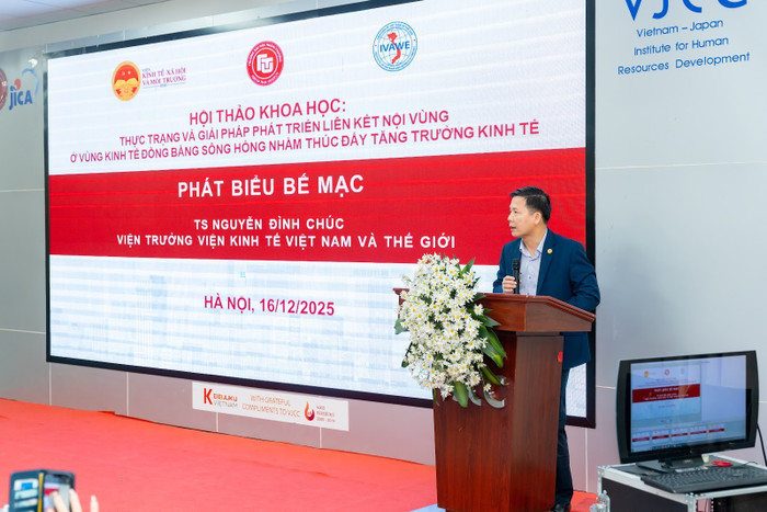 Tiến sĩ Nguyễn Đình Chúc - Viện trưởng Viện Kinh tế Việt Nam và Thế giới phát biểu tổng kết Hội thảo.