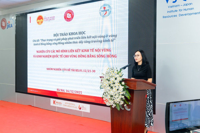 Phó Giáo sư, Tiến sĩ Nguyễn Thị Thùy Vinh trình bày nghiên cứu về các mô hình liên kết kinh tế nội vùng và kinh nghiệm quốc tế.