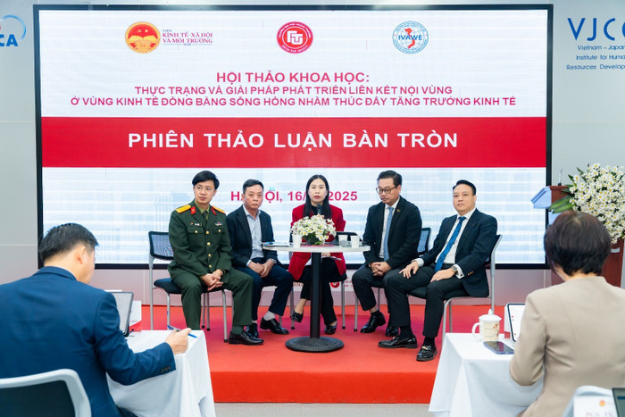 Phiên Thảo luận bàn tròn được chủ trì bởi Phó Giáo sư, Tiến sĩ Đinh Thị Nga, Phó Viện trưởng Viện Kinh tế – Xã hội và Môi trường.