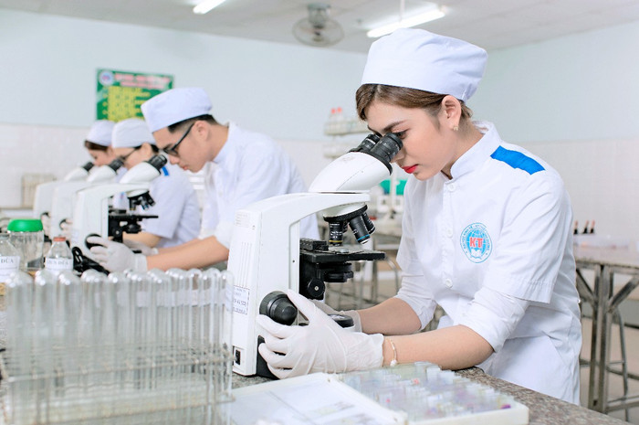 Sinh viên ngành Dược Trường Đại học Kinh tế - Kỹ thuật Bình Dương trong một buổi thực hành. Ảnh: website nhà trường. sinh-binh-duong.jpg