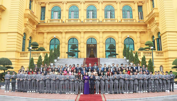 Phó Chủ tịch nước Võ Thị Ánh Xuân gặp mặt học sinh đoạt giải Olympic và Khoa học kỹ thuật quốc tế năm 2025. Ảnh: Bộ GDĐT