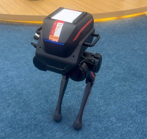 Khu trưng bày tại triển lãm, Robot hai chân bị che hoàn toàn logo và nhãn mác của nhà sản xuất nước ngoài, thay vào đó là logo của Đại học Bách khoa Hà Nội. Ảnh: NVCC robot-2-chan.jpg