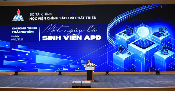 Nhà giáo ưu tú, Phó Giáo sư, Tiến sĩ Trần Trọng Nguyên – Giám đốc Học viện Chính sách và Phát triển phát biểu chào mừng chương trình “Một ngày là sinh viên APD” năm 2026.