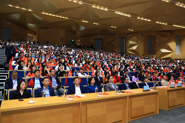 Đại diện Ban Giám hiệu, các thầy cô cùng học sinh các trường trung học phổ thông tham gia chương trình “Một ngày là sinh viên APD” năm 2026.