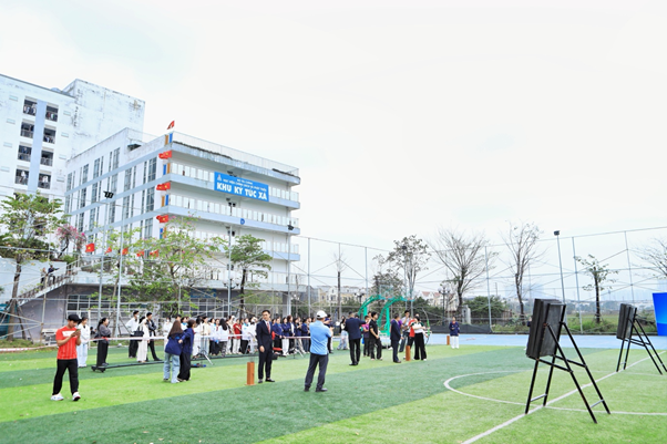 Các bạn học sinh các trường trung học phổ thông tham gia trải nghiệm môn thể thao Bắn cung.