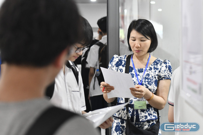 Đúng 9 giờ sáng ngày 06/6, thí sinh vào phòng làm thủ tục dự thi gdvn-31.jpg