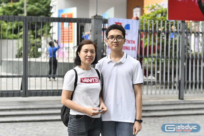 Chị Huy Thị Phương Anh và con trai tại Điểm thi Trường Trung học cơ sở Chu Văn An. gdvn-3.jpg