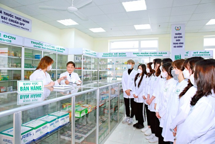 Nguồn ảnh minh họa: Trường Cao đẳng Dược Trung ương Hải Dương sv-truong-cd-duoc-tw-hd.jpg