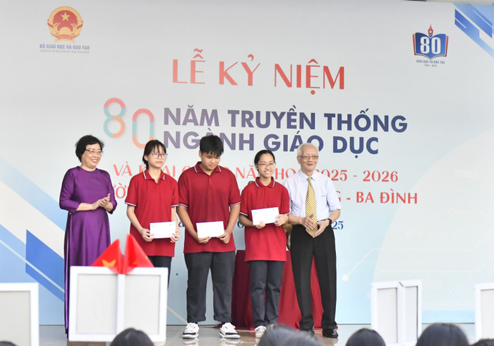 Chủ tịch Hội đồng và hiệu trưởng nhà trường trao thưởng cho học sinh có thành tích cao. dsc7760-9567.jpg