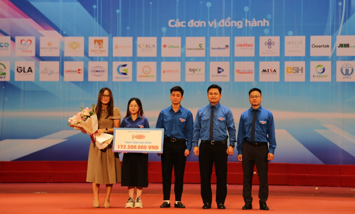 Đại diện các đơn vị, doanh nghiệp trao hỗ trợ học bổng, trang thiết bị giáo dục cho sinh viên nhà trường. unnamed-9.png
