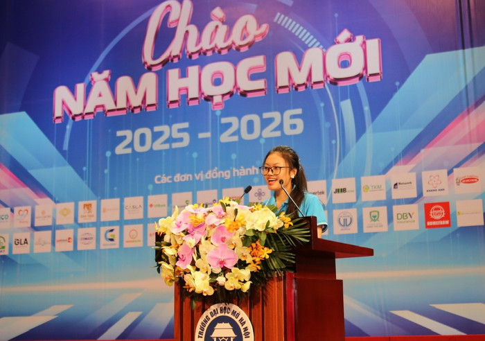 Tân sinh viên Phạm Thị Thu Hà chia sẻ cảm tưởng tại chương trình Chào năm học mới 2025-2026. unnamed-3.png