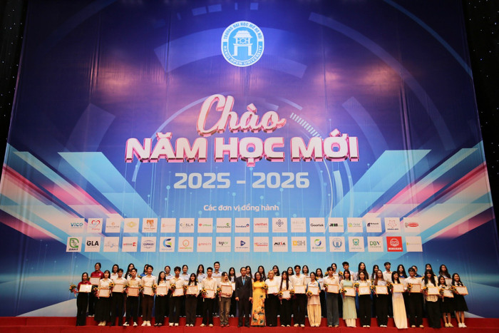 Đại diện lãnh đạo nhà trường trao thưởng cho sinh viên xuất sắc. unnamed-5.png