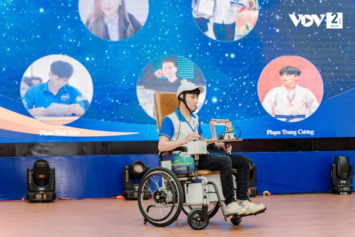 Xe lăn điện thông minh (Smart Wheel Chair) tại Cuộc thi Học sinh sinh viên với ý tưởng khởi nghiệp lần thứ V. Ảnh: website nhà trường.