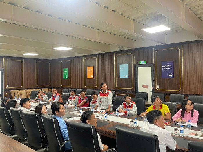 Đoàn cán bộ, giảng viên Trường Cao đẳng nghề Nghi Sơn thăm và làm việc tại Nhà máy Cơ khí Công nghệ cao Nghi Sơn. Ảnh: website nhà trường.