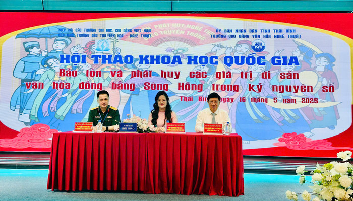 Các đại biểu chủ trì Hội thảo khoa học quốc gia về “Bảo tồn và phát huy các giá trị di sản văn hóa Đồng bằng sông Hồng trong kỷ nguyên số”.