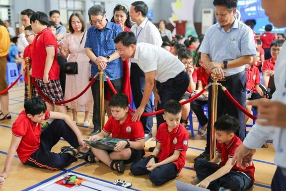 Trưởng phòng Phòng Giáo dục và Đào tạo quận Ba Đình (Hà Nội) Lê Đức Thuận cùng các lãnh đạo Sở Giáo dục và Đào tạo Hà Nội động viên các đội thi. Trưởng phòng Phòng Giáo dục và Đào tạo quận Ba Đình (Hà Nội) Lê Đức Thuận cùng các lãnh đạo Sở Giáo dục và Đào tạo Hà Nội động viên các đội thi.