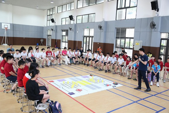 Giáo viên KDI tập huấn cho các đội thi tiểu học. Giáo viên KDI tập huấn cho các đội thi tiểu học.