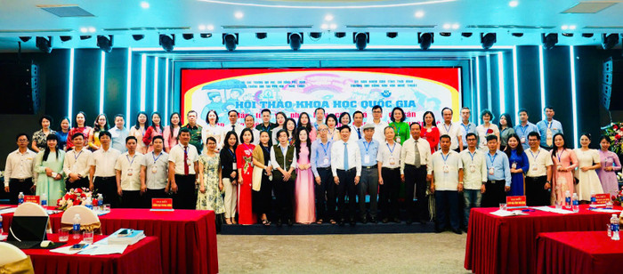 Các đại biểu tham dự hội thảo chụp ảnh lưu niệm.