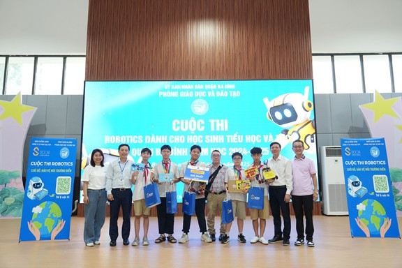 Ban Tổ chức trao giải Nhất bảng cho Trường Trung học cơ sở Thăng Long. Ban Tổ chức trao giải Nhất bảng cho Trường Trung học cơ sở Thăng Long.