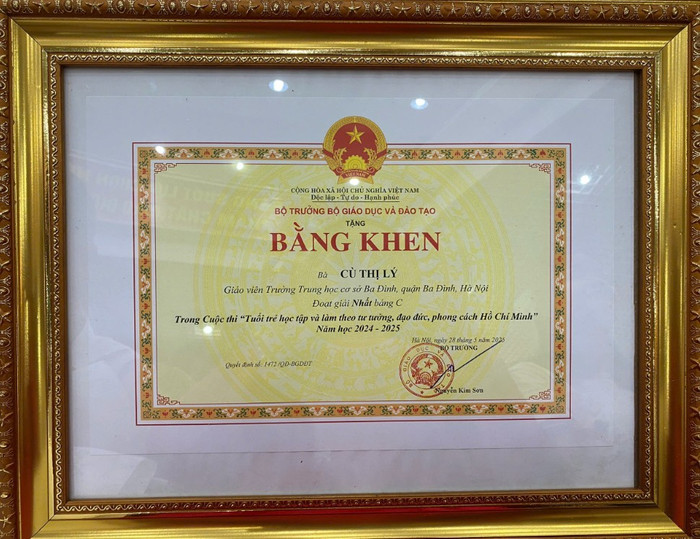 Bộ trưởng Bộ Giáo dục và Đào tạo tặng Bằng khen cho nhà giáo Cù Thị Lý. Ảnh: NVCC. ly.jpg