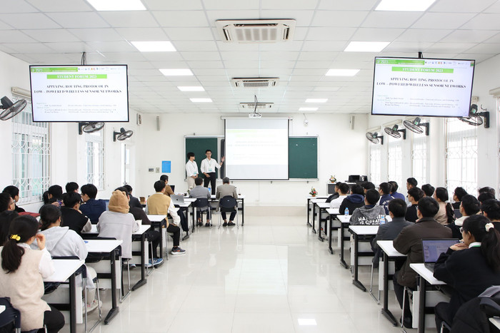 Một tiết học của sinh viên Trường Đại học Công nghệ - Đại học Quốc gia Hà Nội. Ảnh: UET