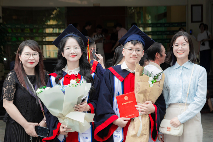Nguyễn Hữu Đồng chụp ảnh cùng Tiến sĩ Vương Thị Hải Yến (ngoài cùng, bên phải) và những người đã giúp đỡ em trong suốt quá trình học, nghiên cứu tại Phòng thí nghiệm Khoa học Dữ liệu và Công nghệ Tri thức. Ảnh: NVCC 5-1029.jpg