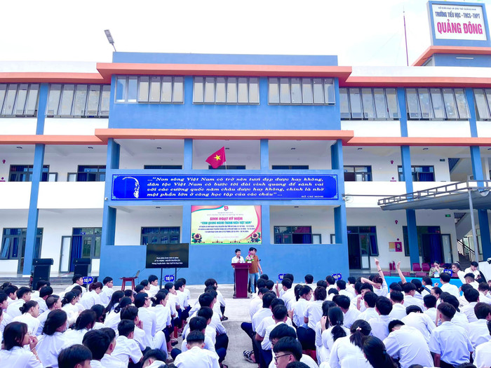 Học sinh Trường Tiểu học - Trung học cơ sở - Trung học phổ thông Quảng Đông trong tiết sinh hoạt. thpt-quang-dong.jpg