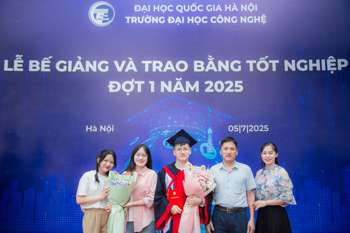 Nguyễn Hữu Đồng chụp ảnh cùng gia đình và người thân. Ảnh: NVCC 3.jpg