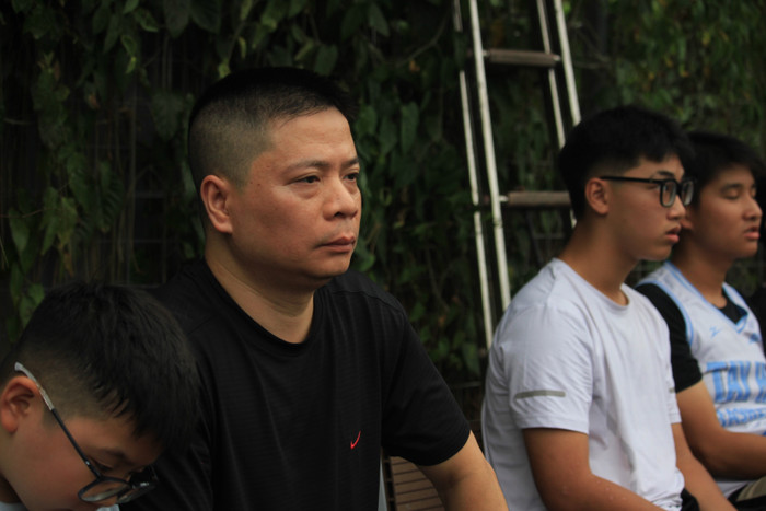 Anh Trần Trung Hiếu – phụ huynh của cầu thủ Trần Bá Quân (áo 18), đội tuyển MVP chăm chú theo dõi trận đấu. img-1881.jpg