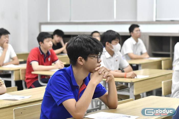 Thí sinh làm thủ tục dự thi Kỳ thi tuyển sinh vào lớp 10 trung học phổ thông năm học 2025-2026 vào sáng ngày 06/6. (Ảnh: Ngọc Mai) gdvn-41-3057.jpg