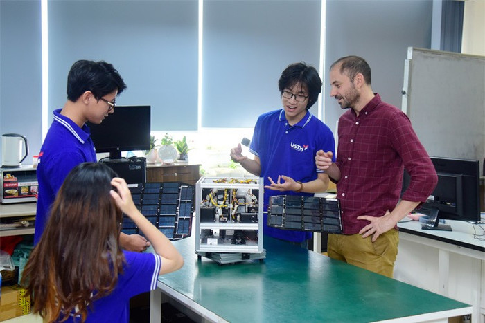 Giờ thực hành của sinh viên USTH. Ảnh minh họa (nguồn: website nhà trường) Giờ thực hành của sinh viên USTH. Ảnh minh họa (nguồn: website nhà trường)