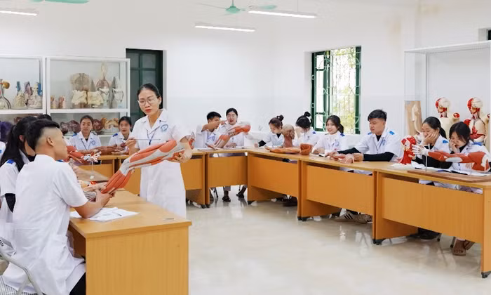 Sinh viên Trường Cao đẳng Bắc Giang học lý thuyết kết hợp thực hành ngay trên giảng đường. Ảnh: website nhà trường.