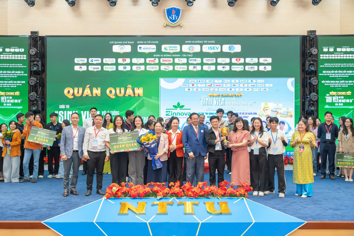 Ban tổ chức trao giải cho đội quán quân. 6c21eae27506ff58a617.jpg