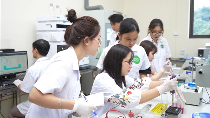 Sinh viên được thực hành tại phòng thí nghiệm Viện Công nghệ sinh học và Công nghệ thực phẩm, Trường Đại học Mở Hà Nội. Ảnh: website nhà trường.
